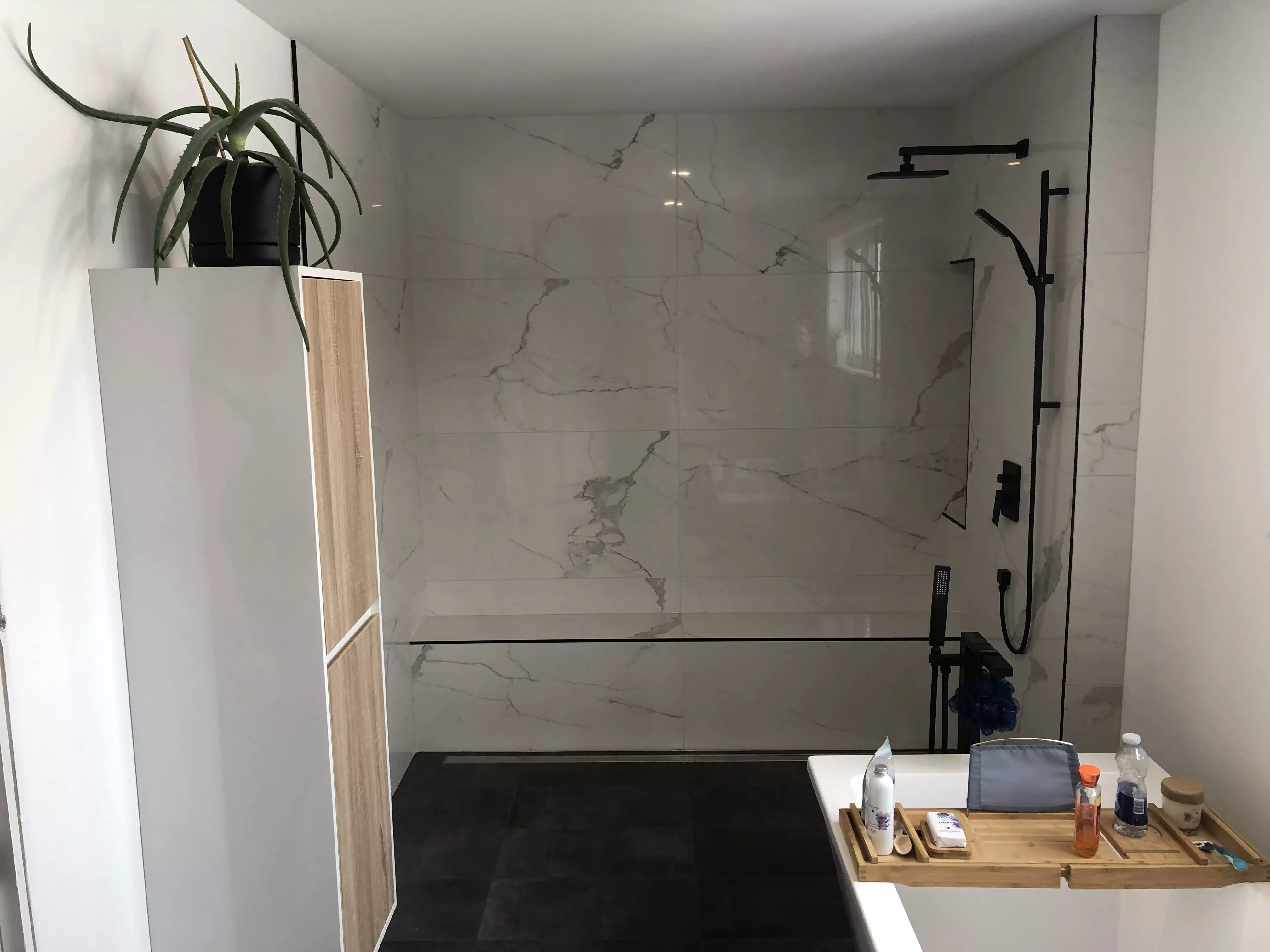 Rénovation salle de bain céramique marbrée