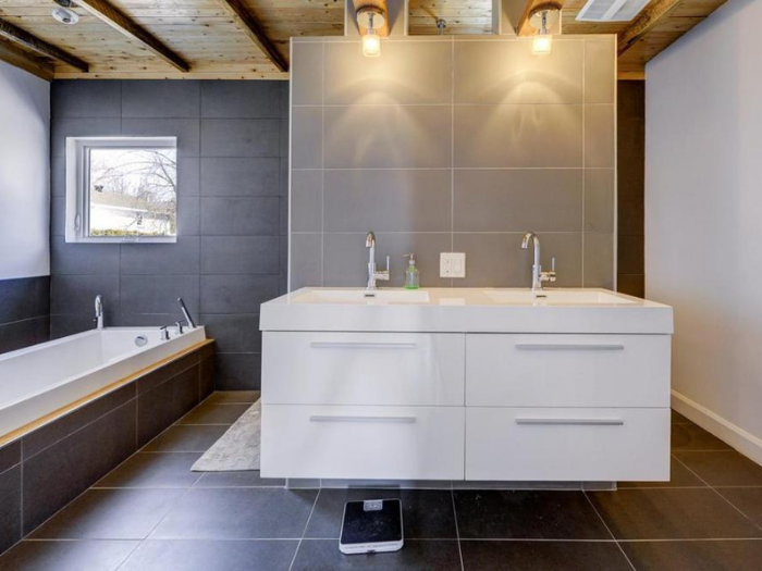 Salle de bain moderne rénovée par Construction François Côté